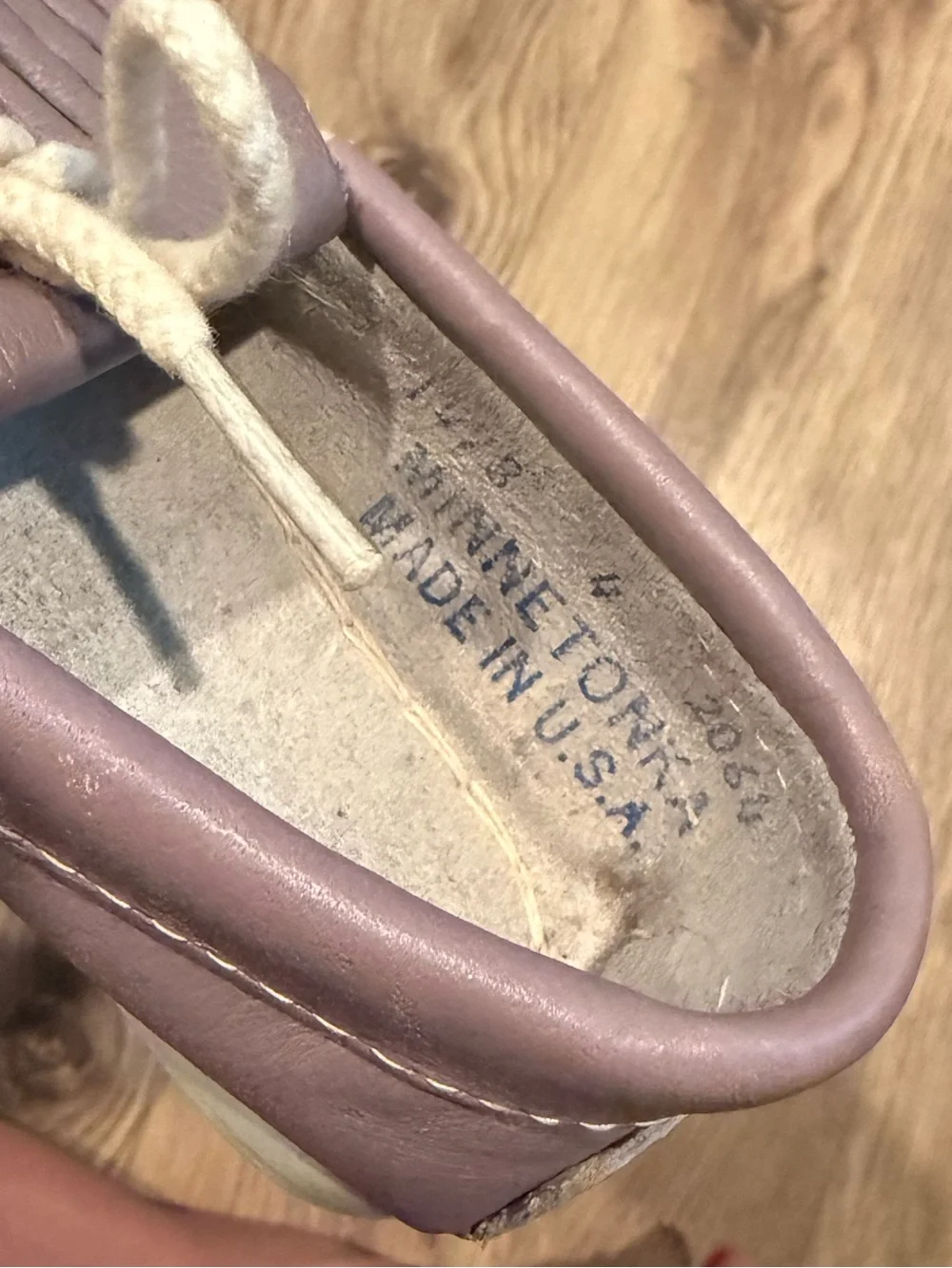 Minnetonka Toddler Size 4 USA Leather Beaded Thunderbird Moccasins Lavender
